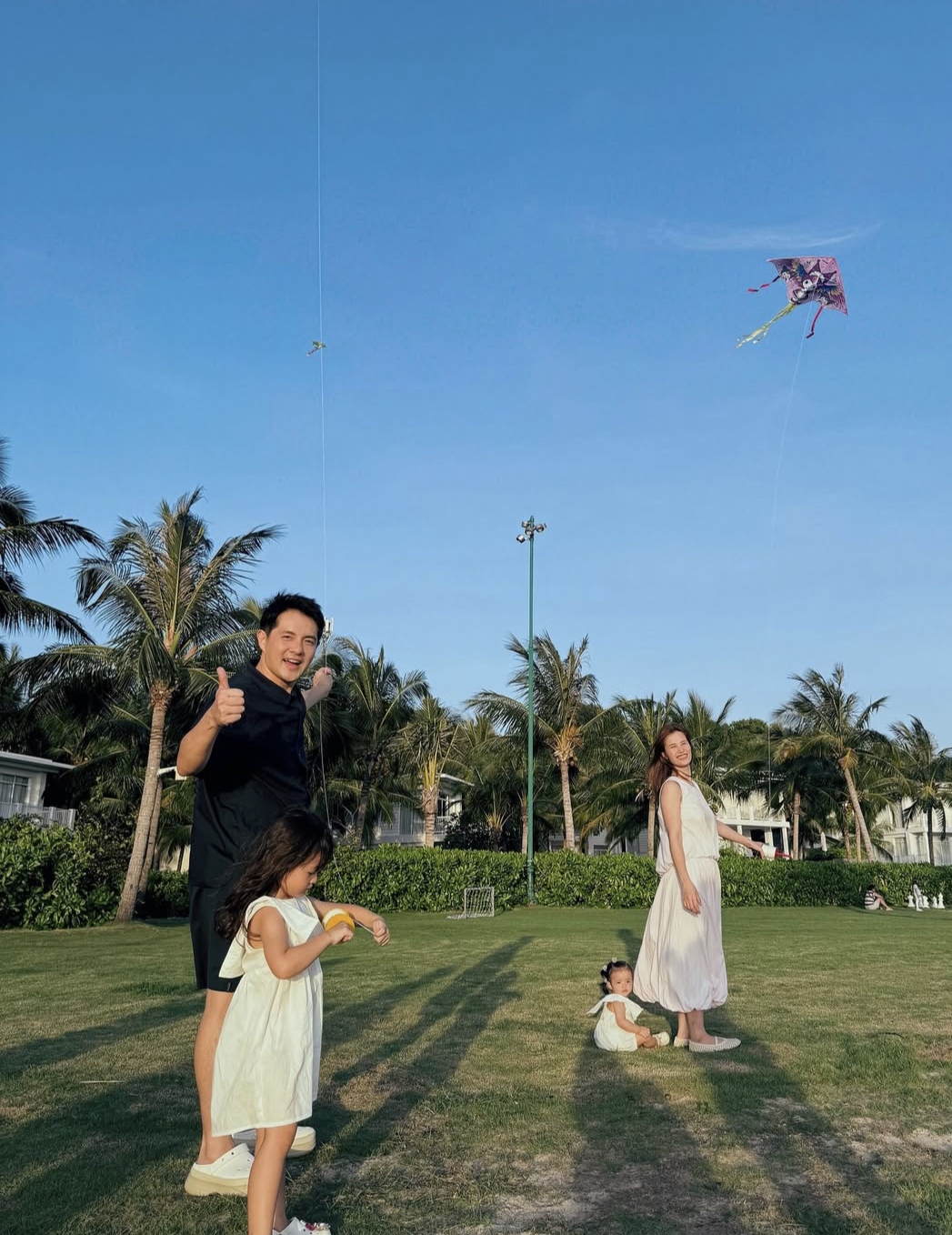 Bé út Hannie nhà Đông Nhi được khen xinh như tiểu tiên cá ở Phú Quốc, khoe chiếc bụng Bé út Hannie nhà Đông Nhi được khen xinh như tiểu tiên cá ở Phú Quốc, khoe chiếc bụng