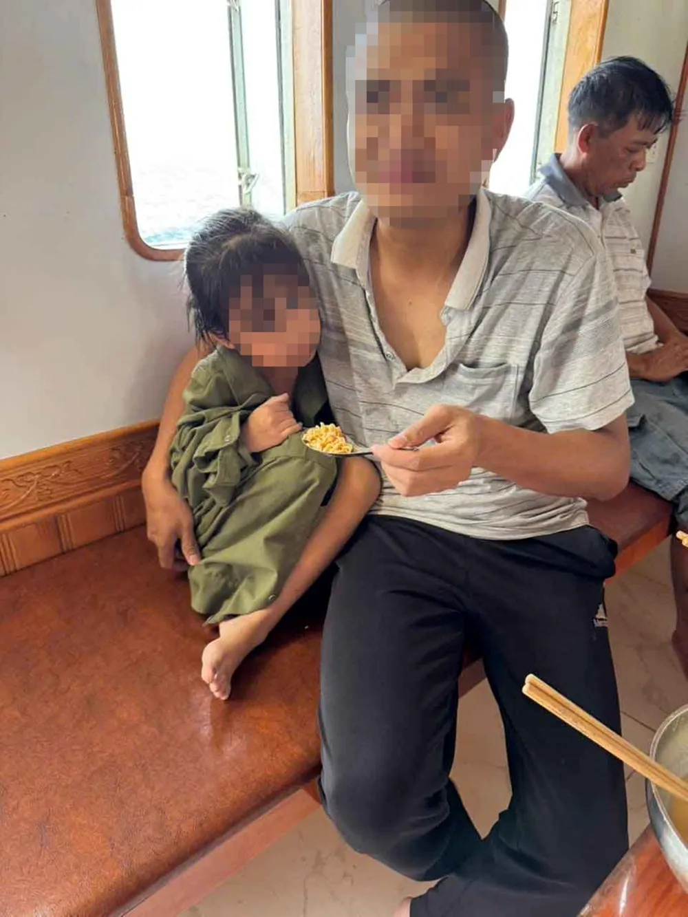 Hai cha con được cứu sống sau một đêm lênh đênh trên biển - Ảnh 3. Hai cha con được cứu sống sau một đêm lênh đênh trên biển - Ảnh 3.