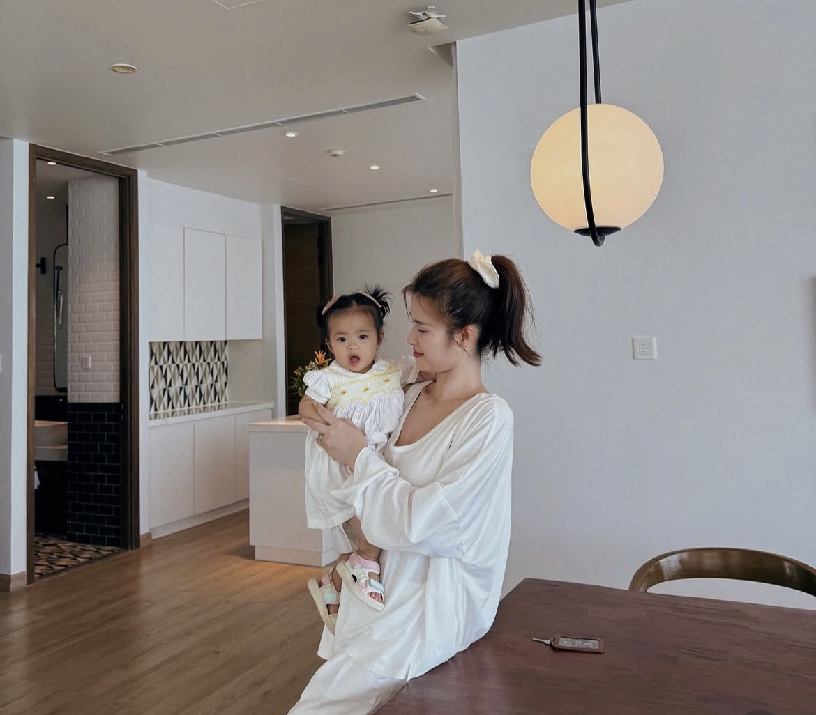 Bé út Hannie nhà Đông Nhi được khen xinh như tiểu tiên cá ở Phú Quốc, khoe chiếc bụng Bé út Hannie nhà Đông Nhi được khen xinh như tiểu tiên cá ở Phú Quốc, khoe chiếc bụng