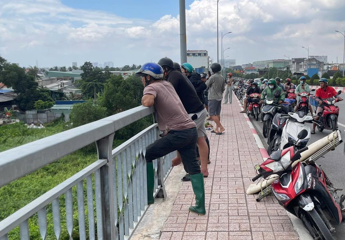 Tìm cô gái nghi nhảy cầu tự tử, phát hiện thi thể nam giới - Ảnh 1. Tìm cô gái nghi nhảy cầu tự tử, phát hiện thi thể nam giới - Ảnh 1.
