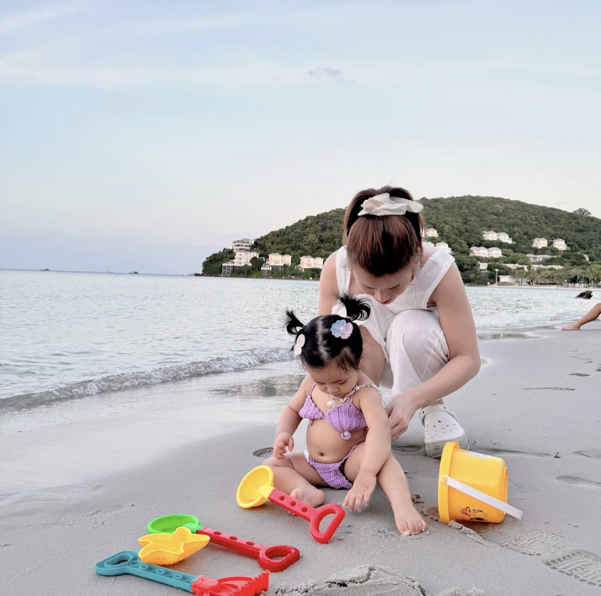 Bé út Hannie nhà Đông Nhi được khen xinh như tiểu tiên cá ở Phú Quốc, khoe chiếc bụng Bé út Hannie nhà Đông Nhi được khen xinh như tiểu tiên cá ở Phú Quốc, khoe chiếc bụng