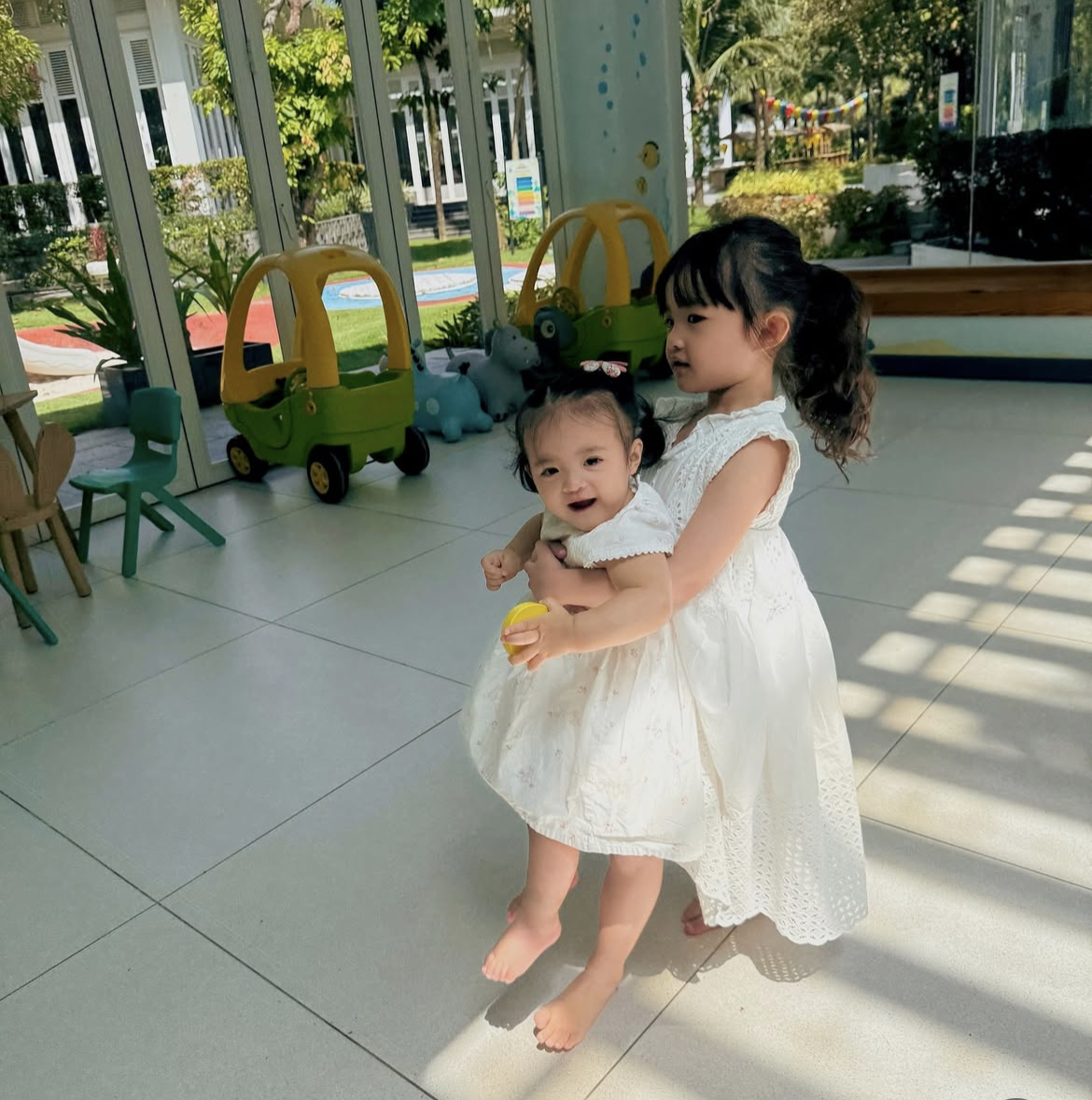Bé út Hannie nhà Đông Nhi được khen xinh như tiểu tiên cá ở Phú Quốc, khoe chiếc bụng Bé út Hannie nhà Đông Nhi được khen xinh như tiểu tiên cá ở Phú Quốc, khoe chiếc bụng