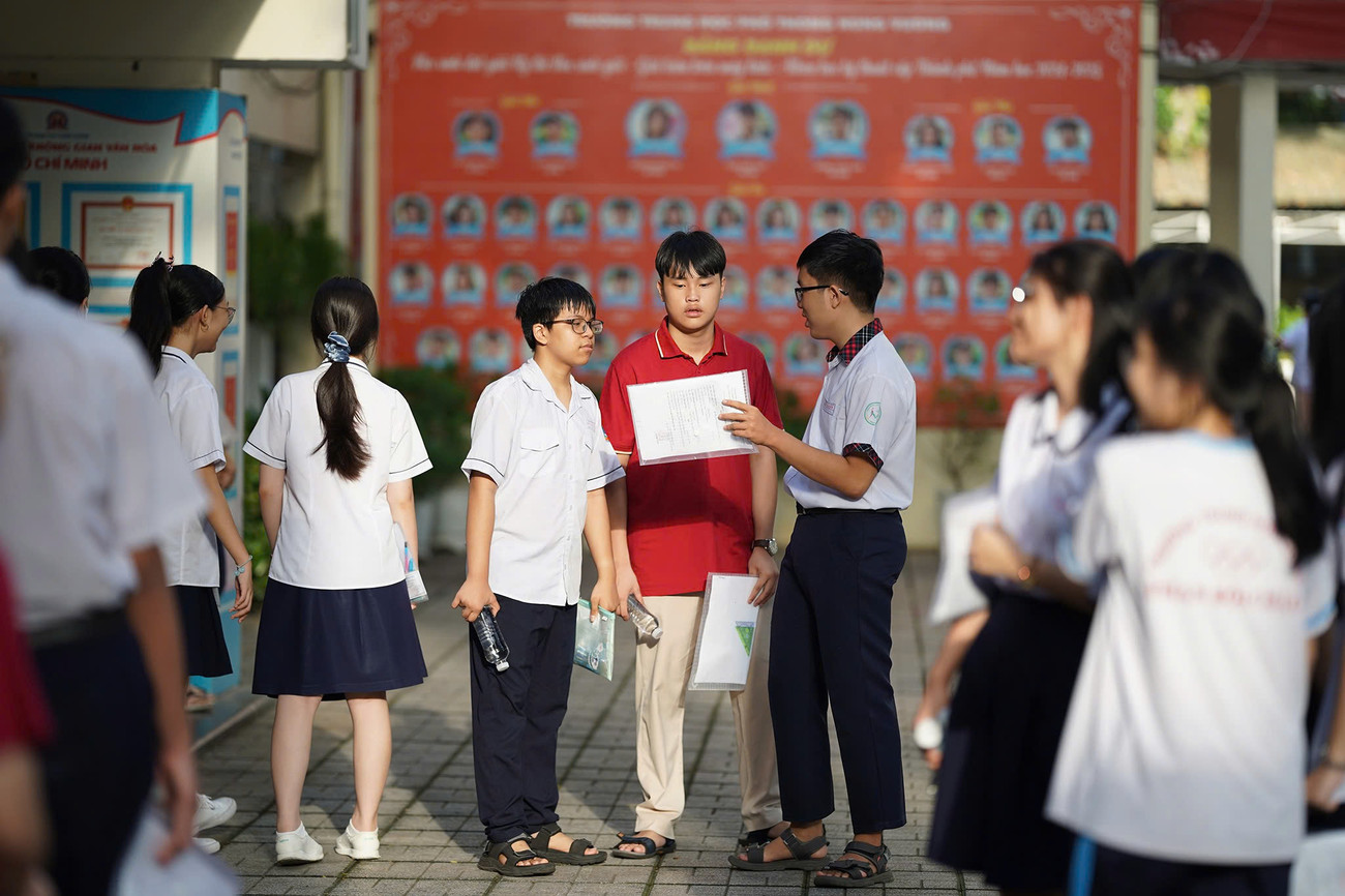 Nghịch lý tuyển sinh ở TPHCM: Trường danh giá vẫn 'đỏ mắt' chờ học sinh - Ảnh 1.