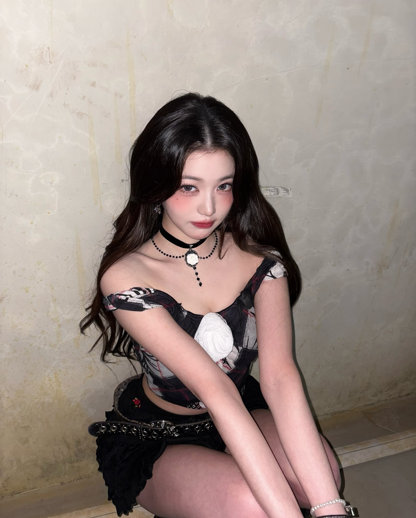 Sexy hay phản cảm? Lại thêm 1 outfit siêu ngắn gây tranh cãi của Kpop- Ảnh 16. Sexy hay phản cảm? Lại thêm 1 outfit siêu ngắn gây tranh cãi của Kpop- Ảnh 16.