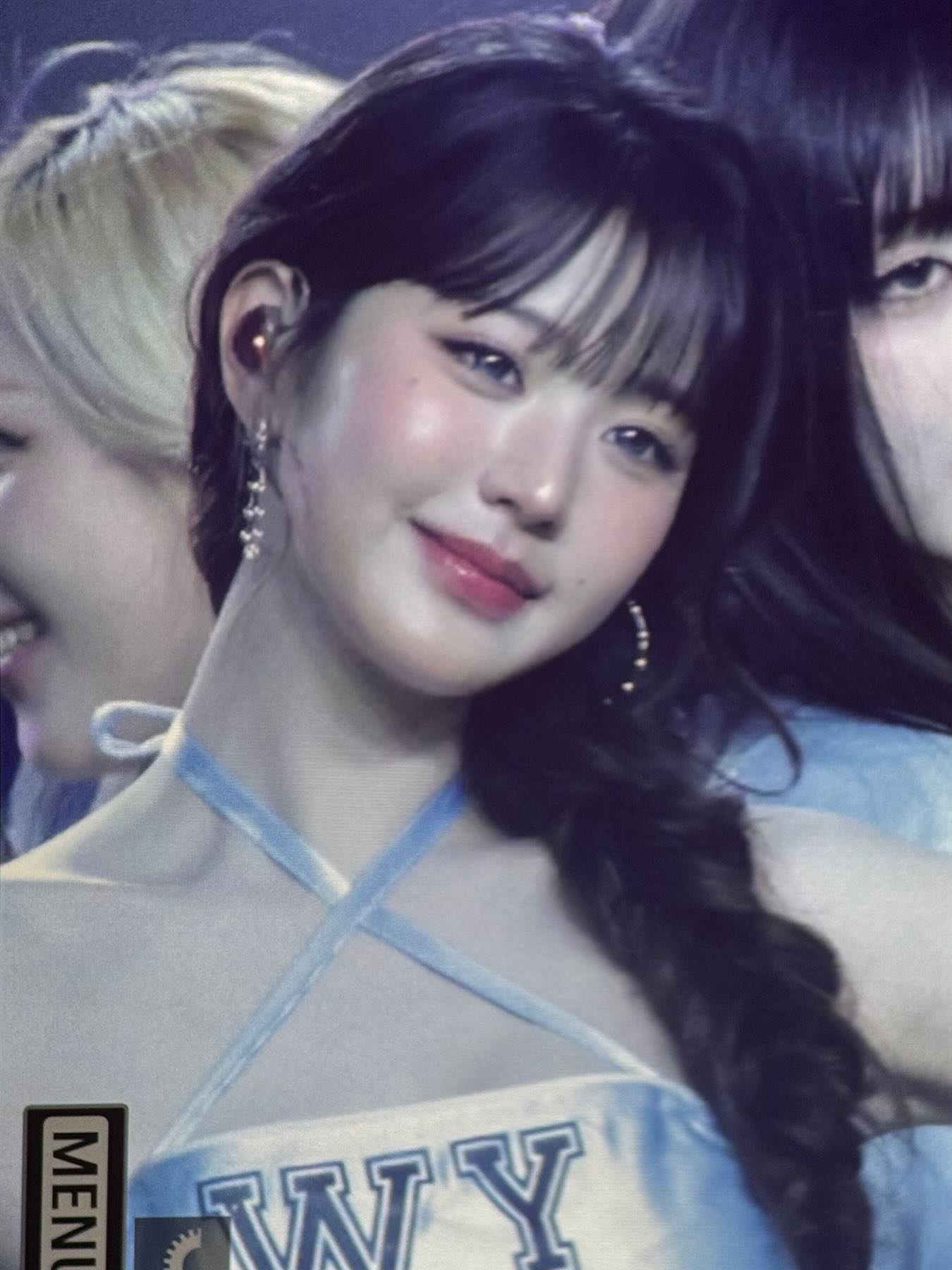 Sexy hay phản cảm? Lại thêm 1 outfit siêu ngắn gây tranh cãi của Kpop- Ảnh 11. Sexy hay phản cảm? Lại thêm 1 outfit siêu ngắn gây tranh cãi của Kpop- Ảnh 11.