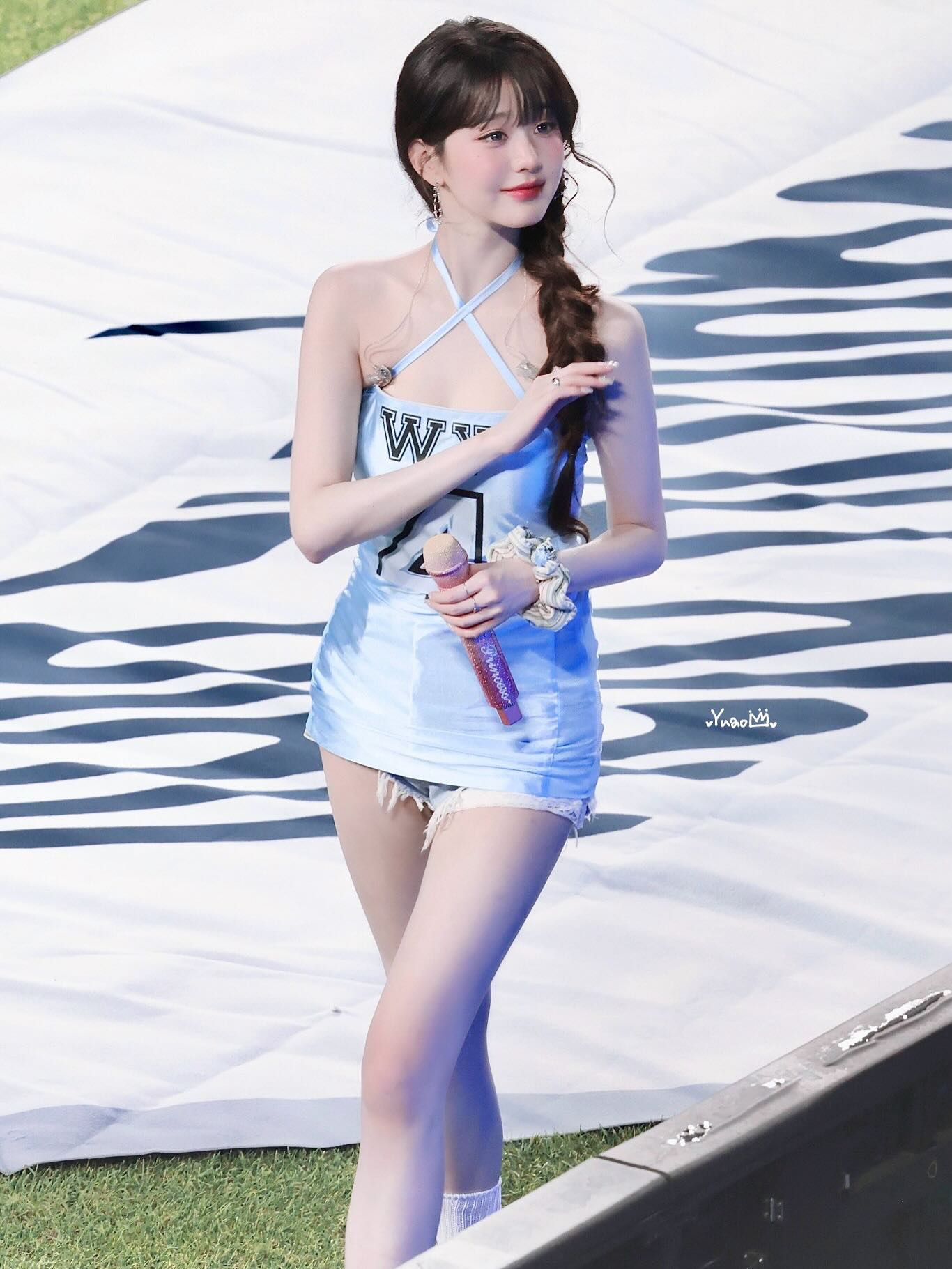 Sexy hay phản cảm? Lại thêm 1 outfit siêu ngắn gây tranh cãi của Kpop- Ảnh 1. Sexy hay phản cảm? Lại thêm 1 outfit siêu ngắn gây tranh cãi của Kpop- Ảnh 1.