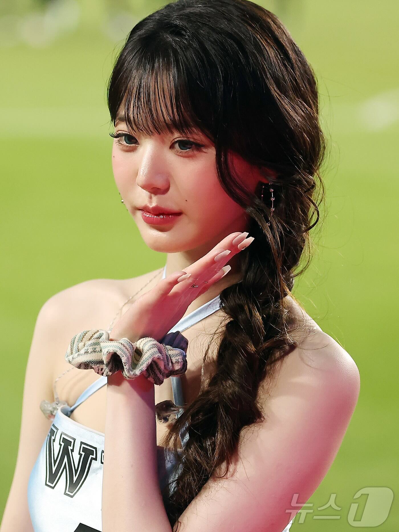 Sexy hay phản cảm? Lại thêm 1 outfit siêu ngắn gây tranh cãi của Kpop- Ảnh 12. Sexy hay phản cảm? Lại thêm 1 outfit siêu ngắn gây tranh cãi của Kpop- Ảnh 12.