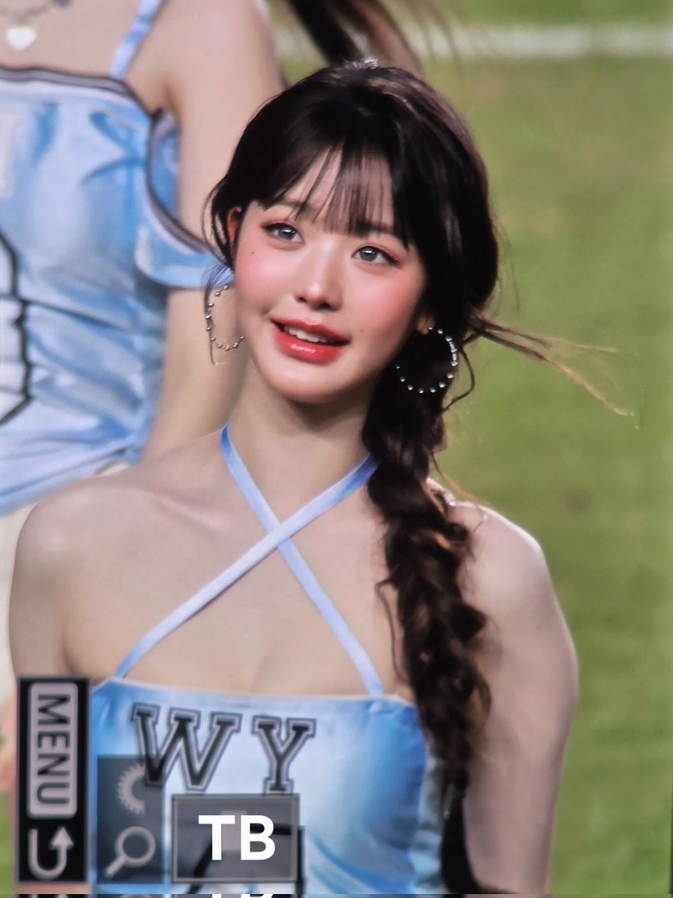 Sexy hay phản cảm? Lại thêm 1 outfit siêu ngắn gây tranh cãi của Kpop- Ảnh 9. Sexy hay phản cảm? Lại thêm 1 outfit siêu ngắn gây tranh cãi của Kpop- Ảnh 9.