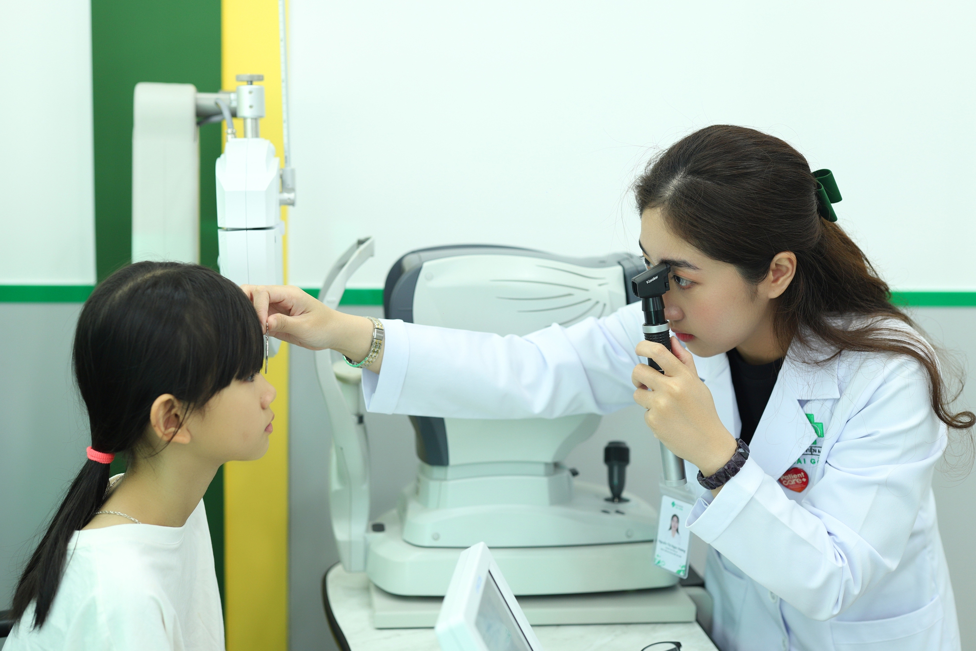 "Phát hiện sớm và can thiệp kịp thời là chìa khóa để hạn chế tối đa nguy cơ biến chứng do cận thị nặng" - Ảnh 5. "Phát hiện sớm và can thiệp kịp thời là chìa khóa để hạn chế tối đa nguy cơ biến chứng do cận thị nặng" - Ảnh 5.