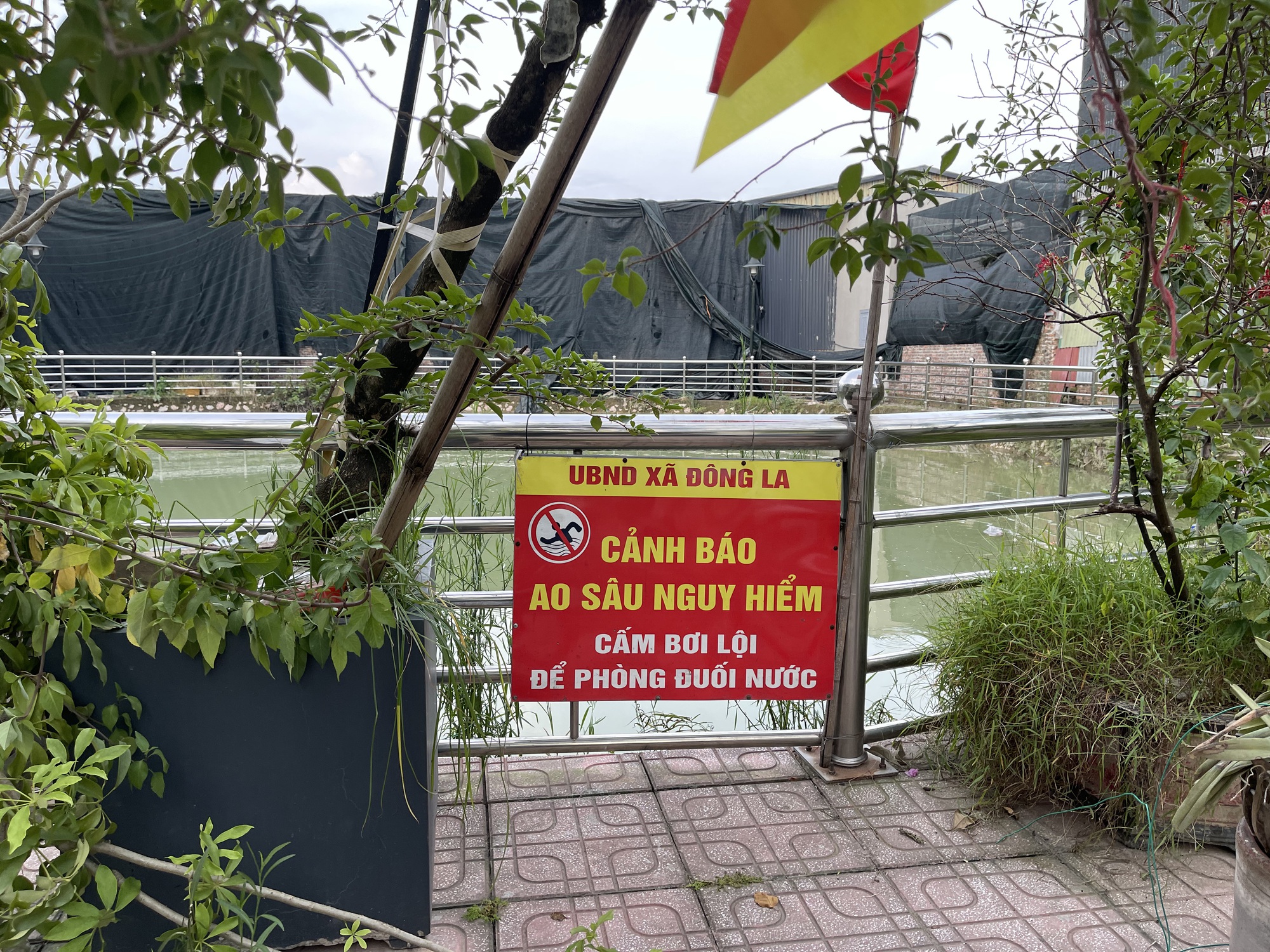 Người dân xót xa kể lại giây phút phát hiện hai anh em ruột tử vong dưới giếng ở Hà Nội: “Mọi hôm giếng đông người lắm, hôm ấy lại vắng...” - Ảnh 3. Người dân xót xa kể lại giây phút phát hiện hai anh em ruột tử vong dưới giếng ở Hà Nội: “Mọi hôm giếng đông người lắm, hôm ấy lại vắng...” - Ảnh 3.