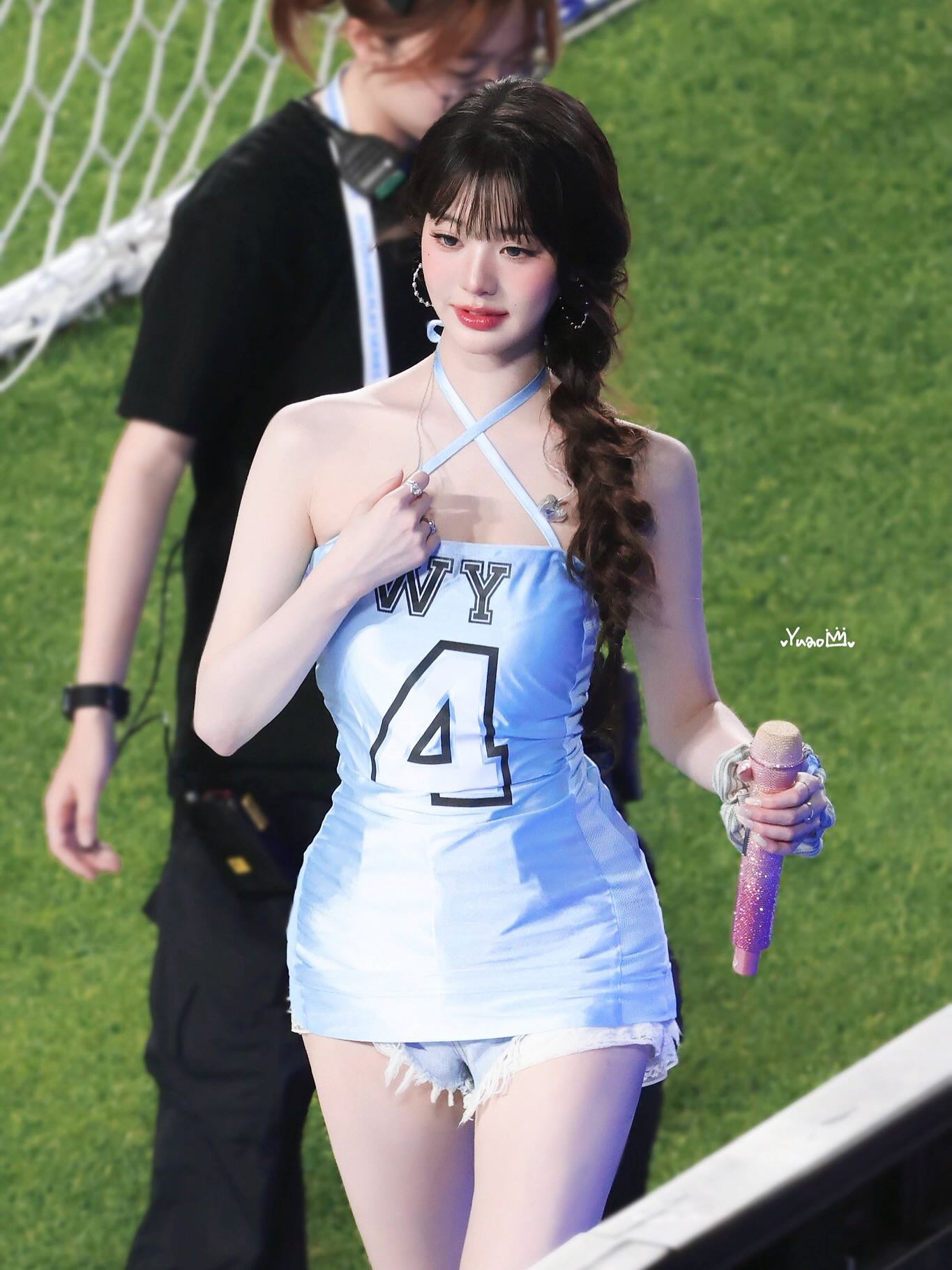 Sexy hay phản cảm? Lại thêm 1 outfit siêu ngắn gây tranh cãi của Kpop- Ảnh 2. Sexy hay phản cảm? Lại thêm 1 outfit siêu ngắn gây tranh cãi của Kpop- Ảnh 2.