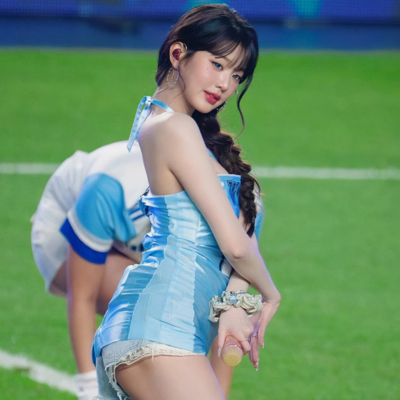 Sexy hay phản cảm? Lại thêm 1 outfit siêu ngắn gây tranh cãi của Kpop- Ảnh 5. Sexy hay phản cảm? Lại thêm 1 outfit siêu ngắn gây tranh cãi của Kpop- Ảnh 5.