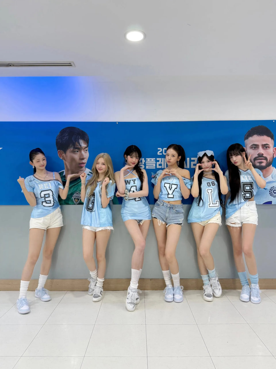 Sexy hay phản cảm? Lại thêm 1 outfit siêu ngắn gây tranh cãi của Kpop- Ảnh 6. Sexy hay phản cảm? Lại thêm 1 outfit siêu ngắn gây tranh cãi của Kpop- Ảnh 6.