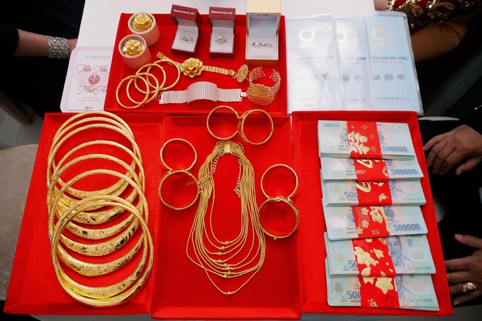 the-wedding-flooded-with-gold-and-the-couples-5-year-love-story-in-vinh-long-3-1753953922618-1753953922898159163041-1753967638141-1753967643290827289101.jpg