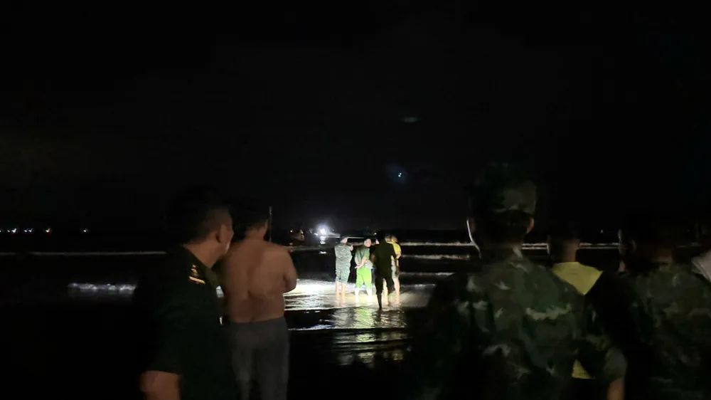 Hai cha con được cứu sống sau một đêm lênh đênh trên biển - Ảnh 1. Hai cha con được cứu sống sau một đêm lênh đênh trên biển - Ảnh 1.