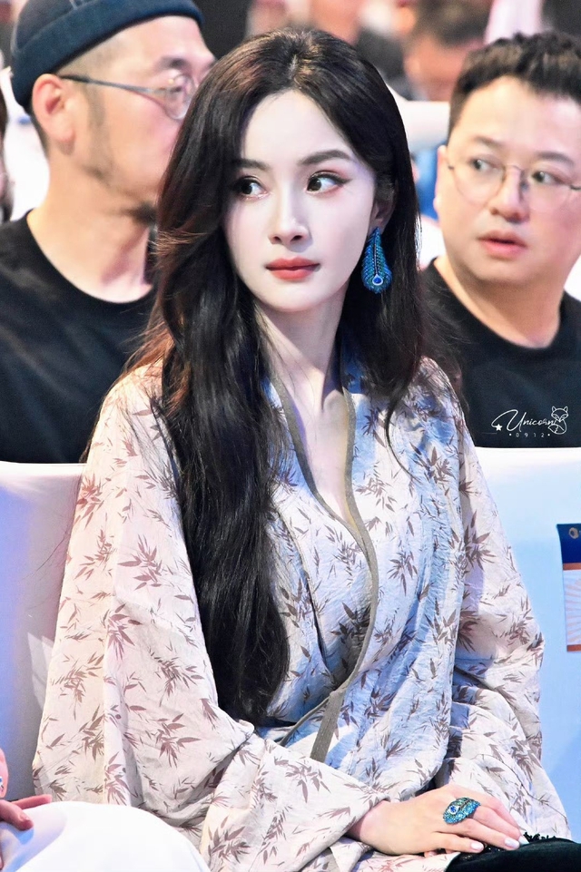 Dương Mịch 17 tuổi đẹp không gì sánh nổi: Gương mặt quốc sắc thiên hương, ăn tiền nhất là đôi mắt nghìn năm có một - Ảnh 11. Dương Mịch 17 tuổi đẹp không gì sánh nổi: Gương mặt quốc sắc thiên hương, ăn tiền nhất là đôi mắt nghìn năm có một - Ảnh 11.
