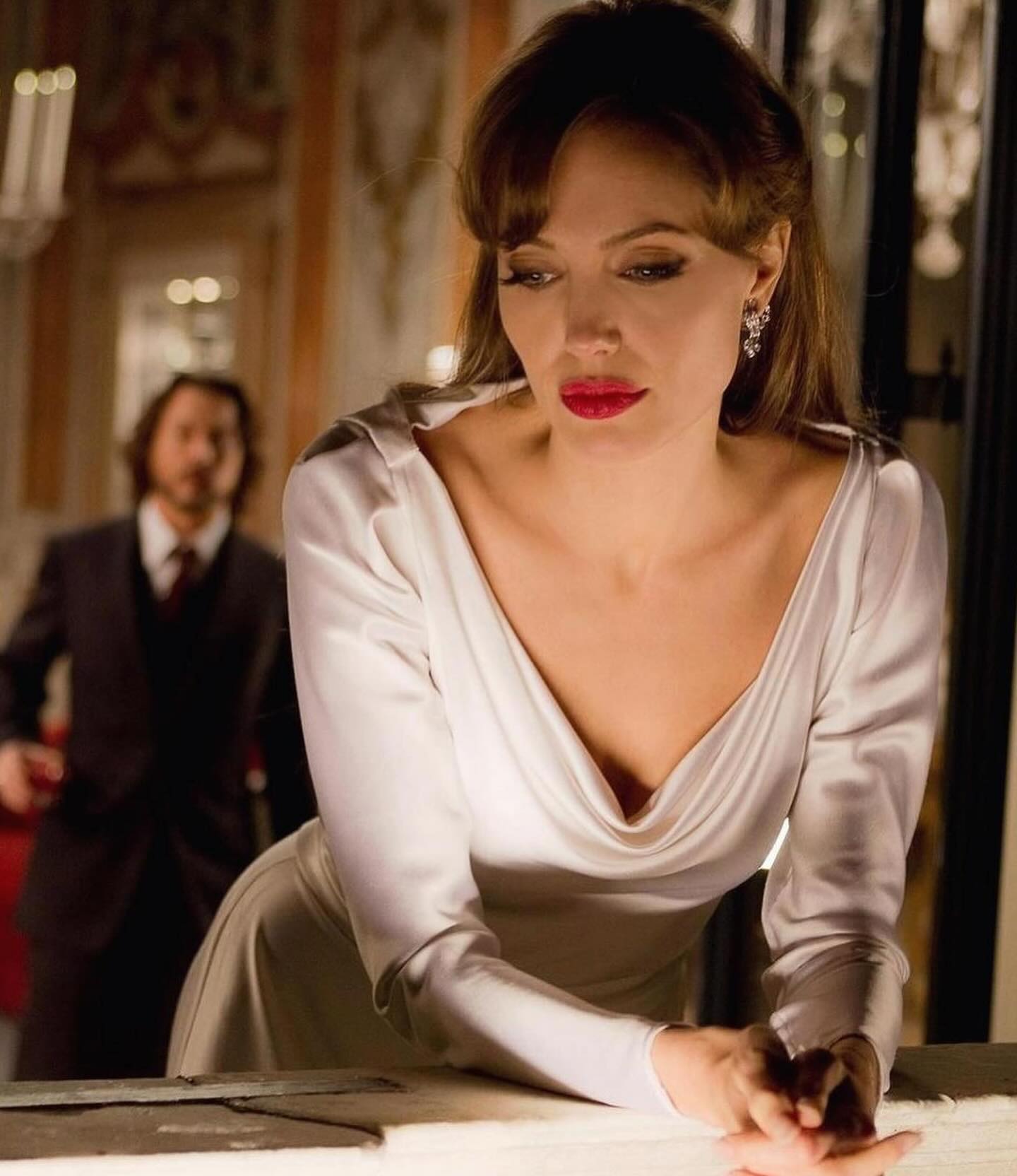 Angelina Jolie năm 35 tuổi từng đóng một vai mà cốt cách quý cô thanh lịch tràn ngập từng khung hình, khiến nam chính say mê không rời- Ảnh 13. Angelina Jolie năm 35 tuổi từng đóng một vai mà cốt cách quý cô thanh lịch tràn ngập từng khung hình, khiến nam chính say mê không rời- Ảnh 13.