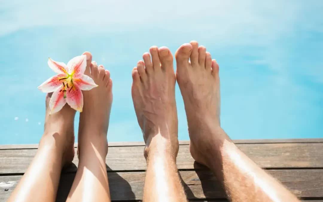 Nhìn bàn chân không có  2 dấu hiệu này thì thận của bạn đang rất tốt, nếu thấy đâu ở 2 vị trí thì nên đi khám thận ngay