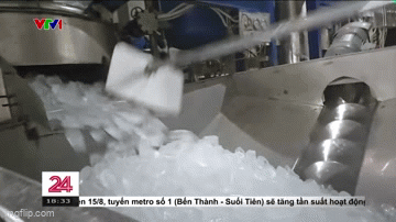 Sự thật gây sốc đằng sau những chuyến xe chở đá lạnh vào quán giải khát: Quy trình sản xuất lạnh gáy! - Ảnh 1. Sự thật gây sốc đằng sau những chuyến xe chở đá lạnh vào quán giải khát: Quy trình sản xuất lạnh gáy! - Ảnh 1.
