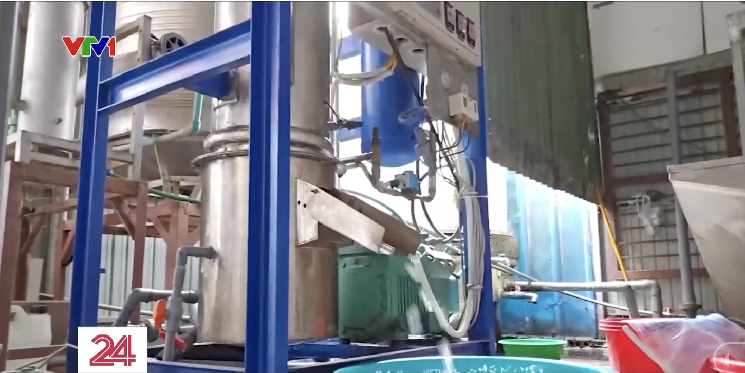 Sự thật gây sốc đằng sau những chuyến xe chở đá lạnh vào quán giải khát: Quy trình sản xuất lạnh gáy! - Ảnh 3. Sự thật gây sốc đằng sau những chuyến xe chở đá lạnh vào quán giải khát: Quy trình sản xuất lạnh gáy! - Ảnh 3.