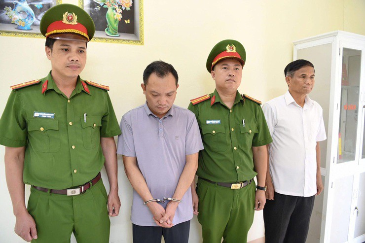Ông chủ đứng sau công ty sản xuất gần 14.000 sản phẩm mỹ phẩm giả vừa bị bắt là ai? - Ảnh 3. Ông chủ đứng sau công ty sản xuất gần 14.000 sản phẩm mỹ phẩm giả vừa bị bắt là ai? - Ảnh 3.