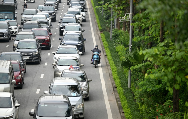 Hà Nội: Cảnh tượng “khó hiểu” trên đường Võ Chí Công sau 3 ngày triển khai phân làn cứng - Ảnh 13. Hà Nội: Cảnh tượng “khó hiểu” trên đường Võ Chí Công sau 3 ngày triển khai phân làn cứng - Ảnh 13.