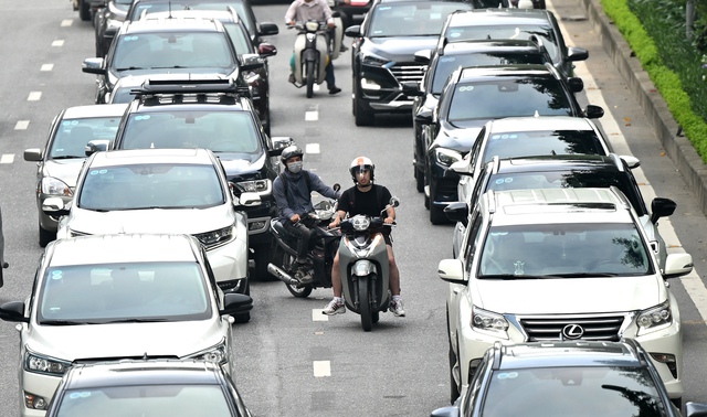 Hà Nội: Cảnh tượng “khó hiểu” trên đường Võ Chí Công sau 3 ngày triển khai phân làn cứng - Ảnh 4. Hà Nội: Cảnh tượng “khó hiểu” trên đường Võ Chí Công sau 3 ngày triển khai phân làn cứng - Ảnh 4.