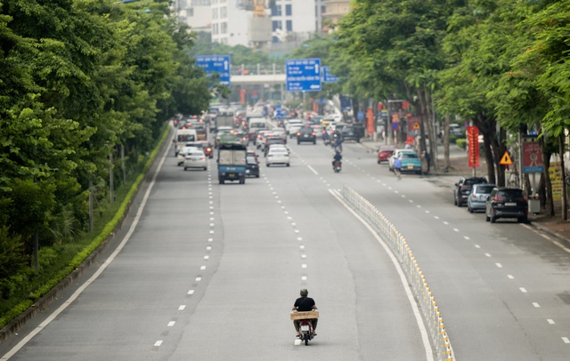 Hà Nội: Cảnh tượng “khó hiểu” trên đường Võ Chí Công sau 3 ngày triển khai phân làn cứng - Ảnh 3. Hà Nội: Cảnh tượng “khó hiểu” trên đường Võ Chí Công sau 3 ngày triển khai phân làn cứng - Ảnh 3.