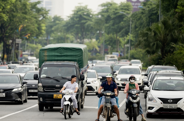 Hà Nội: Cảnh tượng “khó hiểu” trên đường Võ Chí Công sau 3 ngày triển khai phân làn cứng - Ảnh 9. Hà Nội: Cảnh tượng “khó hiểu” trên đường Võ Chí Công sau 3 ngày triển khai phân làn cứng - Ảnh 9.