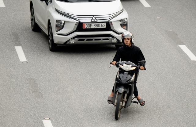 Hà Nội: Cảnh tượng “khó hiểu” trên đường Võ Chí Công sau 3 ngày triển khai phân làn cứng - Ảnh 8. Hà Nội: Cảnh tượng “khó hiểu” trên đường Võ Chí Công sau 3 ngày triển khai phân làn cứng - Ảnh 8.