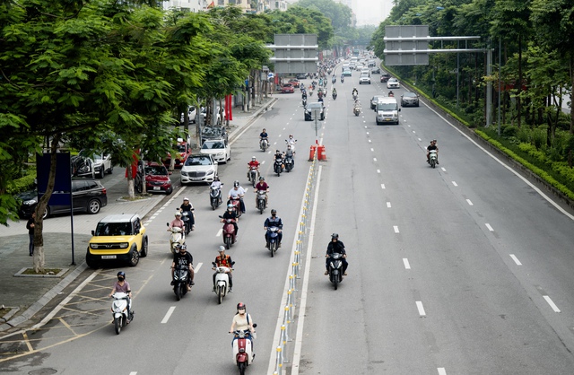 Hà Nội: Cảnh tượng “khó hiểu” trên đường Võ Chí Công sau 3 ngày triển khai phân làn cứng - Ảnh 1. Hà Nội: Cảnh tượng “khó hiểu” trên đường Võ Chí Công sau 3 ngày triển khai phân làn cứng - Ảnh 1.