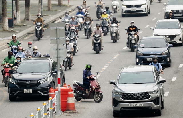 Hà Nội: Cảnh tượng “khó hiểu” trên đường Võ Chí Công sau 3 ngày triển khai phân làn cứng - Ảnh 5. Hà Nội: Cảnh tượng “khó hiểu” trên đường Võ Chí Công sau 3 ngày triển khai phân làn cứng - Ảnh 5.