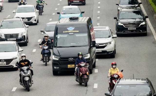 Hà Nội: Cảnh tượng “khó hiểu” trên đường Võ Chí Công sau 3 ngày triển khai phân làn cứng - Ảnh 7. Hà Nội: Cảnh tượng “khó hiểu” trên đường Võ Chí Công sau 3 ngày triển khai phân làn cứng - Ảnh 7.