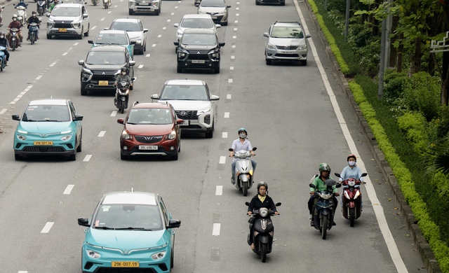 Hà Nội: Cảnh tượng “khó hiểu” trên đường Võ Chí Công sau 3 ngày triển khai phân làn cứng - Ảnh 6. Hà Nội: Cảnh tượng “khó hiểu” trên đường Võ Chí Công sau 3 ngày triển khai phân làn cứng - Ảnh 6.