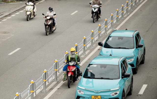 Hà Nội: Cảnh tượng “khó hiểu” trên đường Võ Chí Công sau 3 ngày triển khai phân làn cứng - Ảnh 10. Hà Nội: Cảnh tượng “khó hiểu” trên đường Võ Chí Công sau 3 ngày triển khai phân làn cứng - Ảnh 10.