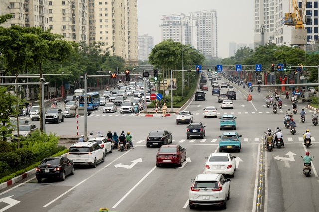 Hà Nội: Cảnh tượng “khó hiểu” trên đường Võ Chí Công sau 3 ngày triển khai phân làn cứng - Ảnh 2. Hà Nội: Cảnh tượng “khó hiểu” trên đường Võ Chí Công sau 3 ngày triển khai phân làn cứng - Ảnh 2.