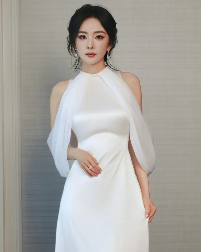 Thẩm mỹ độc hại của Dương Mịch - Ảnh 2. Thẩm mỹ độc hại của Dương Mịch - Ảnh 2.