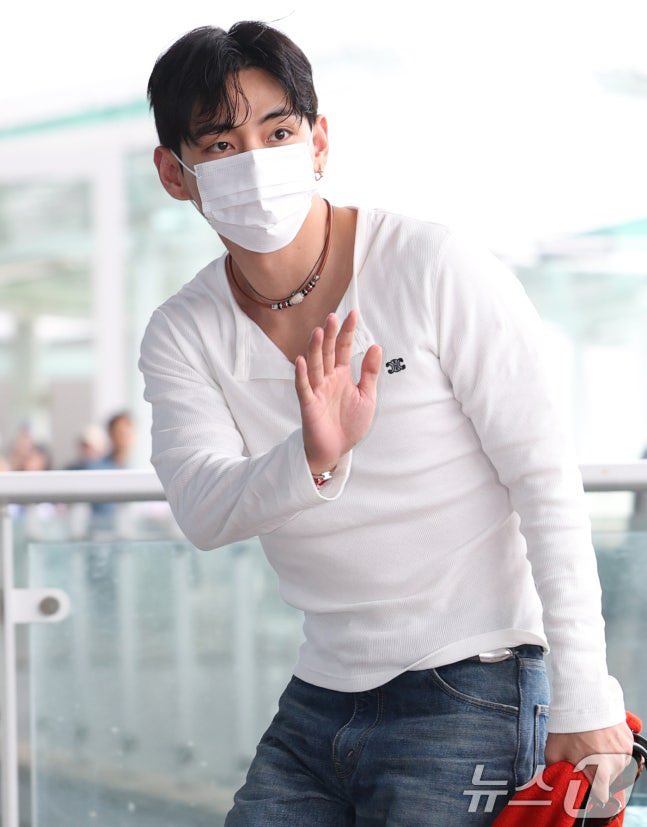 V (BTS), Suzy lên đường cho chuyến đi đặc biệt: Màn khoe cơ bắp của nam thần BTS gây lo ngại- Ảnh 4. V (BTS), Suzy lên đường cho chuyến đi đặc biệt: Màn khoe cơ bắp của nam thần BTS gây lo ngại- Ảnh 4.