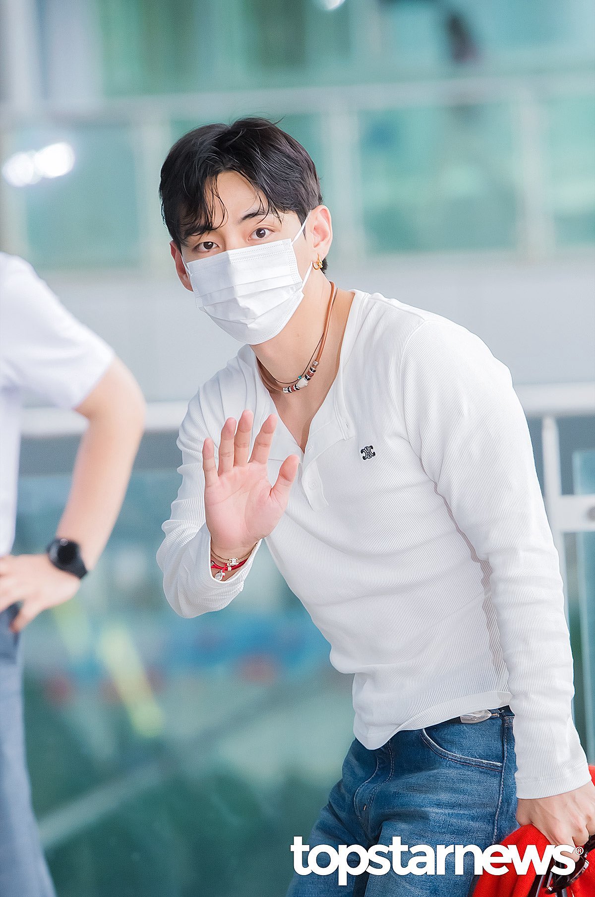 V (BTS), Suzy lên đường cho chuyến đi đặc biệt: Màn khoe cơ bắp của nam thần BTS gây lo ngại- Ảnh 3. V (BTS), Suzy lên đường cho chuyến đi đặc biệt: Màn khoe cơ bắp của nam thần BTS gây lo ngại- Ảnh 3.