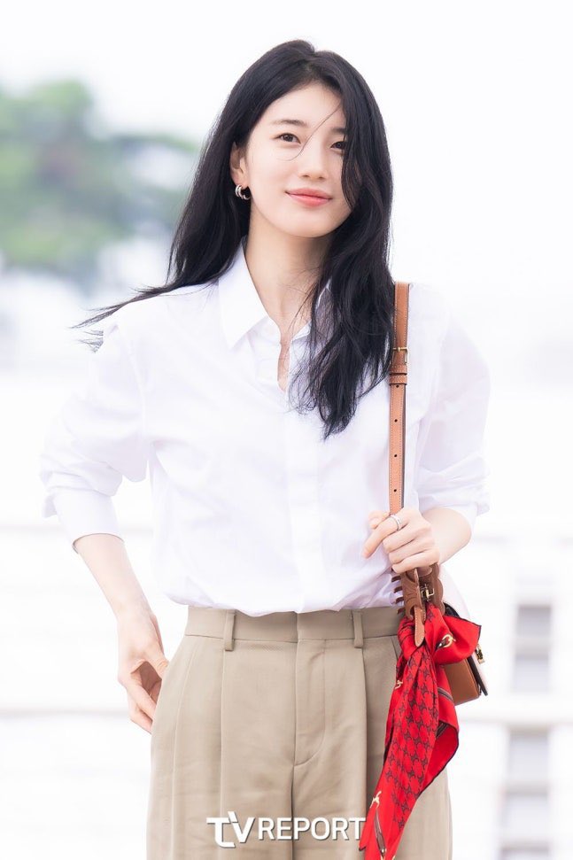 V (BTS), Suzy lên đường cho chuyến đi đặc biệt: Màn khoe cơ bắp của nam thần BTS gây lo ngại- Ảnh 14. V (BTS), Suzy lên đường cho chuyến đi đặc biệt: Màn khoe cơ bắp của nam thần BTS gây lo ngại- Ảnh 14.