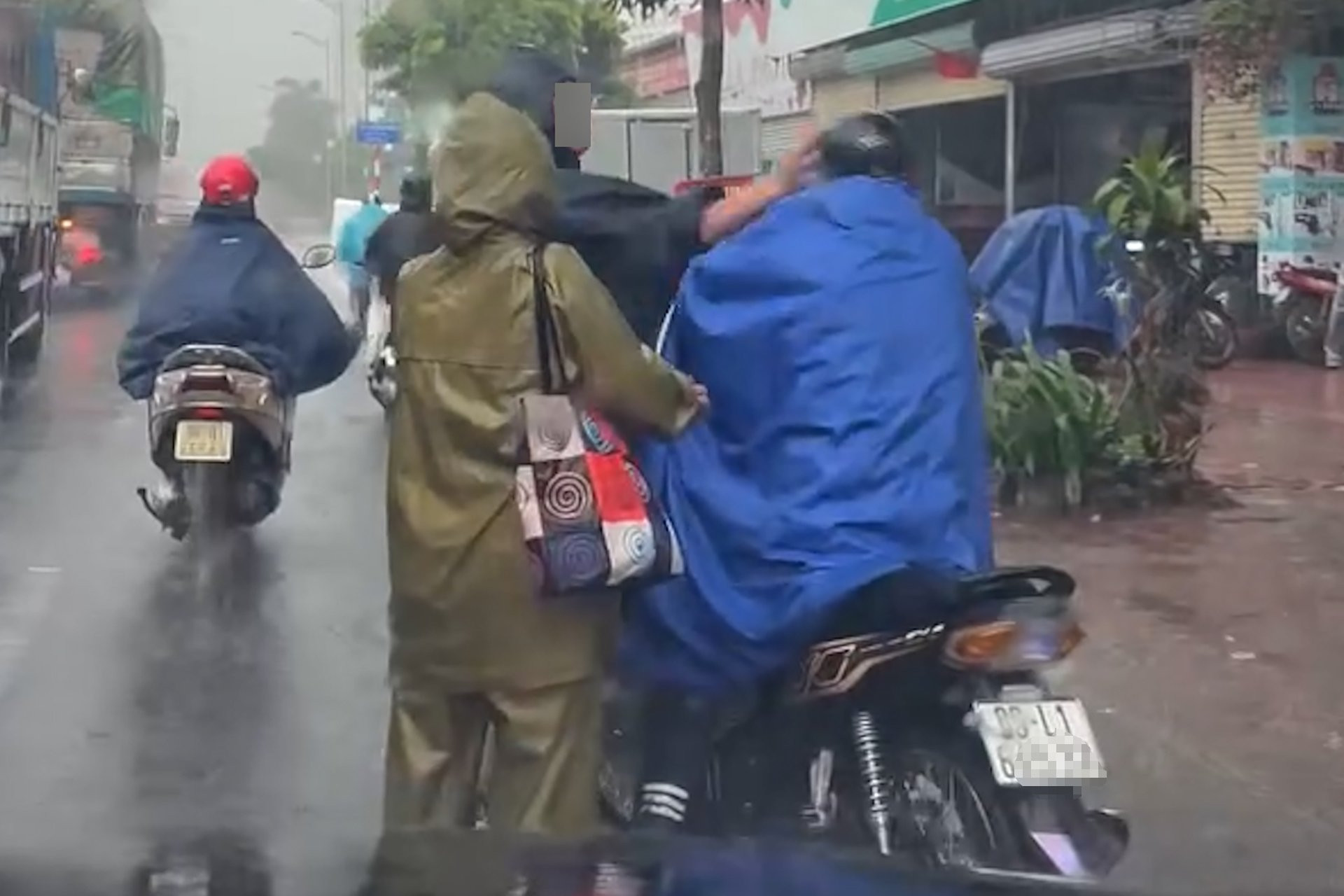 Xác minh tài xế xe ôm công nghệ bị hành hung giữa trời mưa ở Hà Nội - Ảnh 1. Xác minh tài xế xe ôm công nghệ bị hành hung giữa trời mưa ở Hà Nội - Ảnh 1.