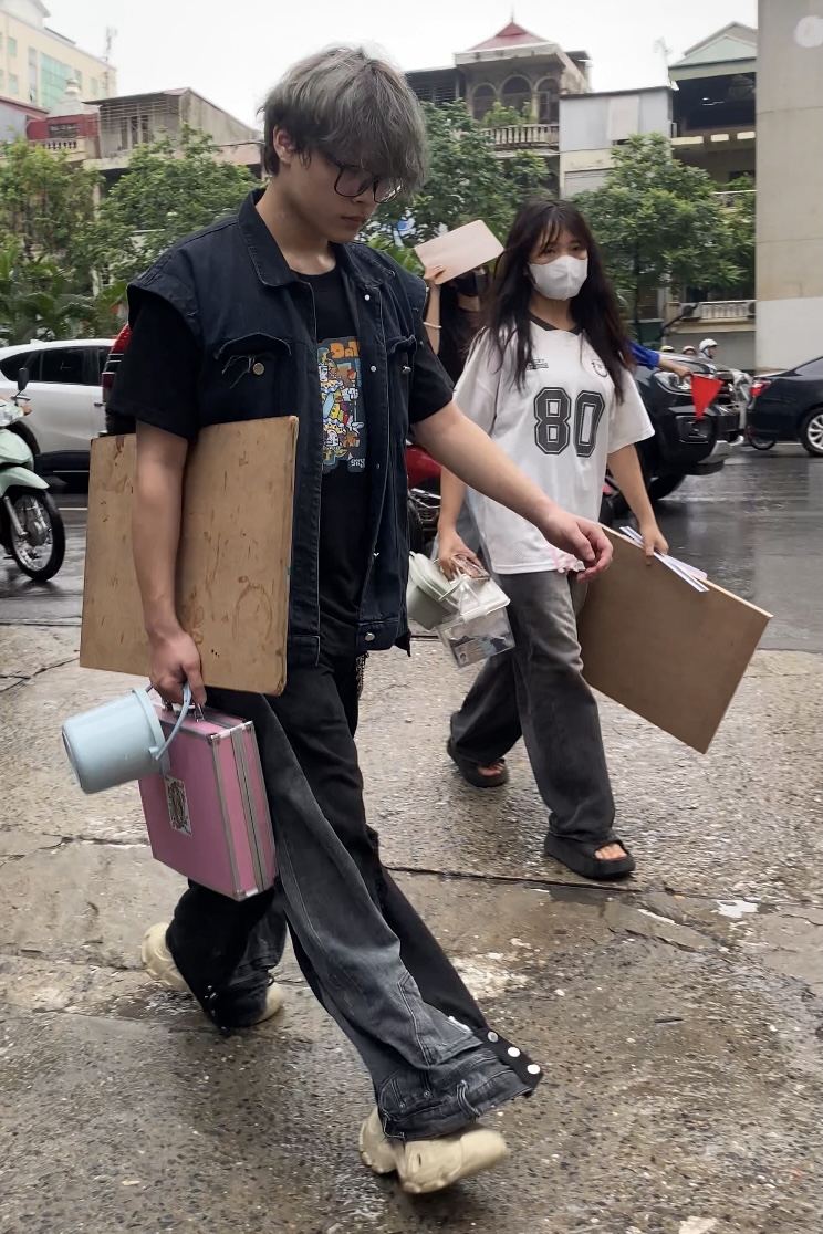 Rừng sĩ tử xách xô chậu, ôm giá vẽ chen chúc đi thi năng khiếu: Nhìn thôi đã mệt mà vẫn phải thốt lên Rừng sĩ tử xách xô chậu, ôm giá vẽ chen chúc đi thi năng khiếu: Nhìn thôi đã mệt mà vẫn phải thốt lên