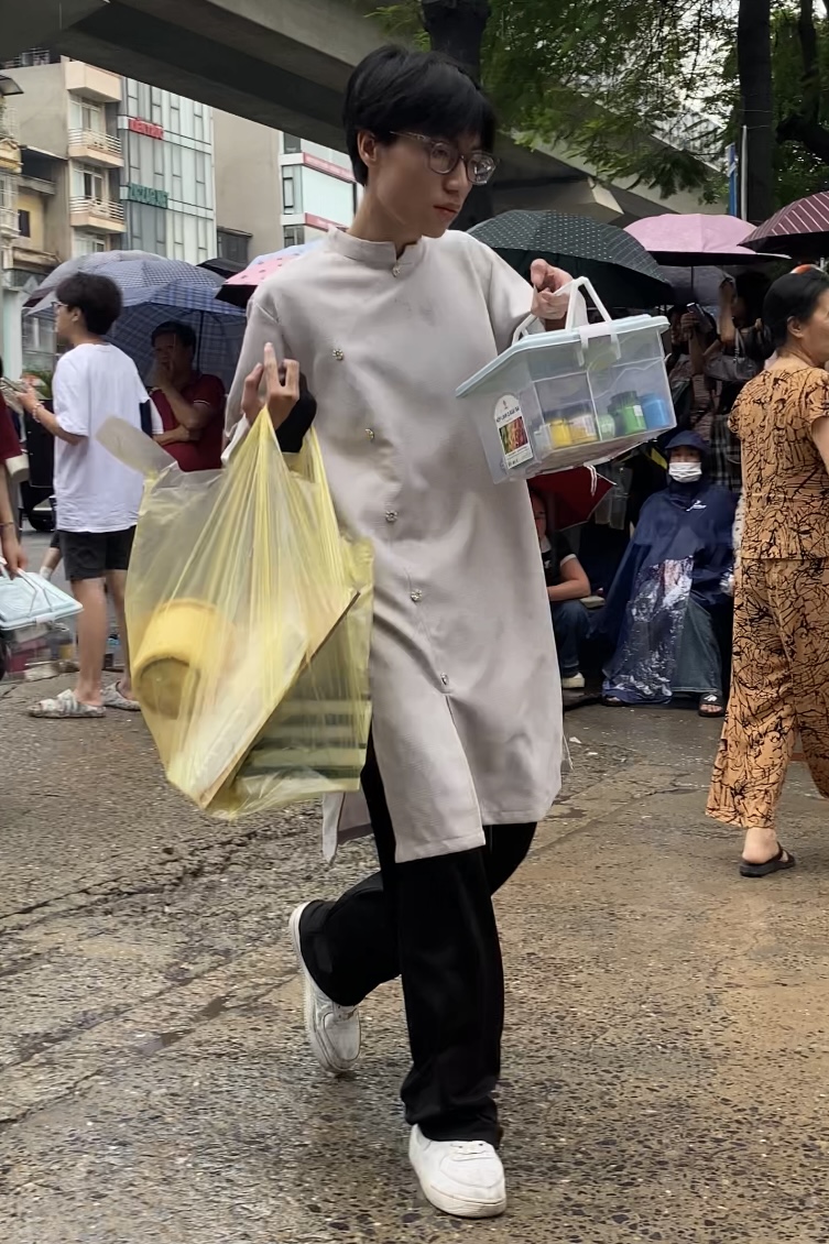 Rừng sĩ tử xách xô chậu, ôm giá vẽ chen chúc đi thi năng khiếu: Nhìn thôi đã mệt mà vẫn phải thốt lên Rừng sĩ tử xách xô chậu, ôm giá vẽ chen chúc đi thi năng khiếu: Nhìn thôi đã mệt mà vẫn phải thốt lên