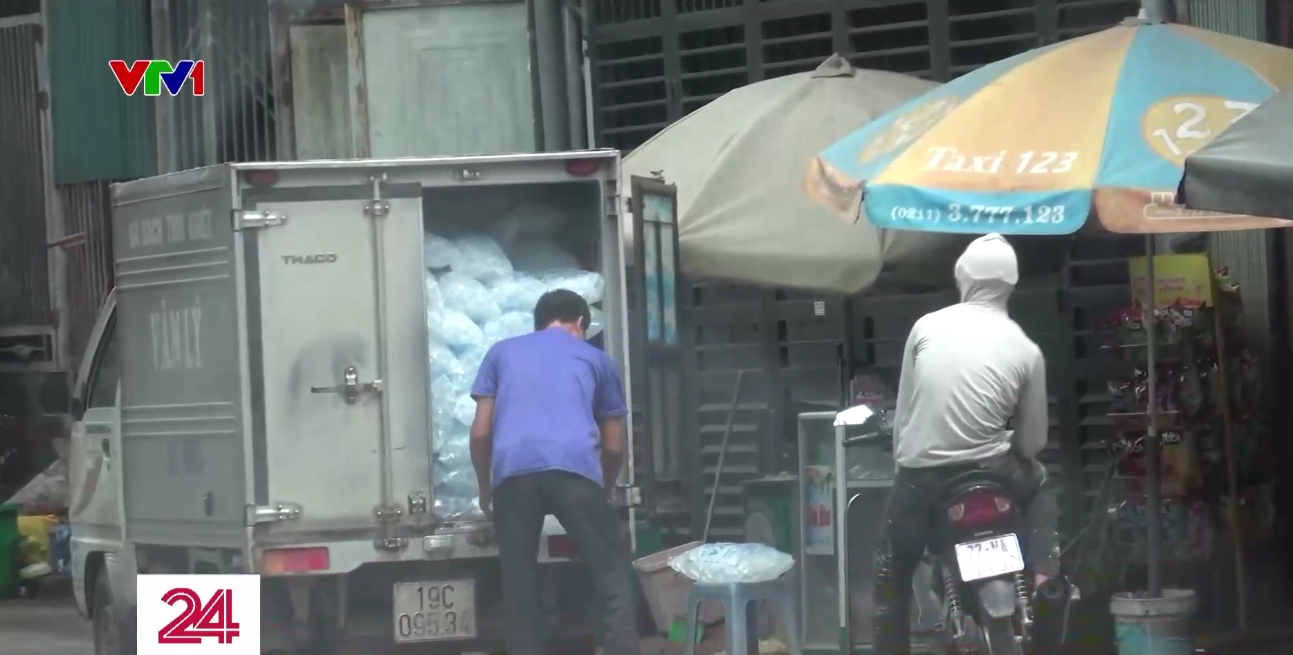 Mạng lưới tiêu thụ nước đá mất vệ sinh lan rộng ở Phú Thọ - Ảnh 2. Mạng lưới tiêu thụ nước đá mất vệ sinh lan rộng ở Phú Thọ - Ảnh 1.