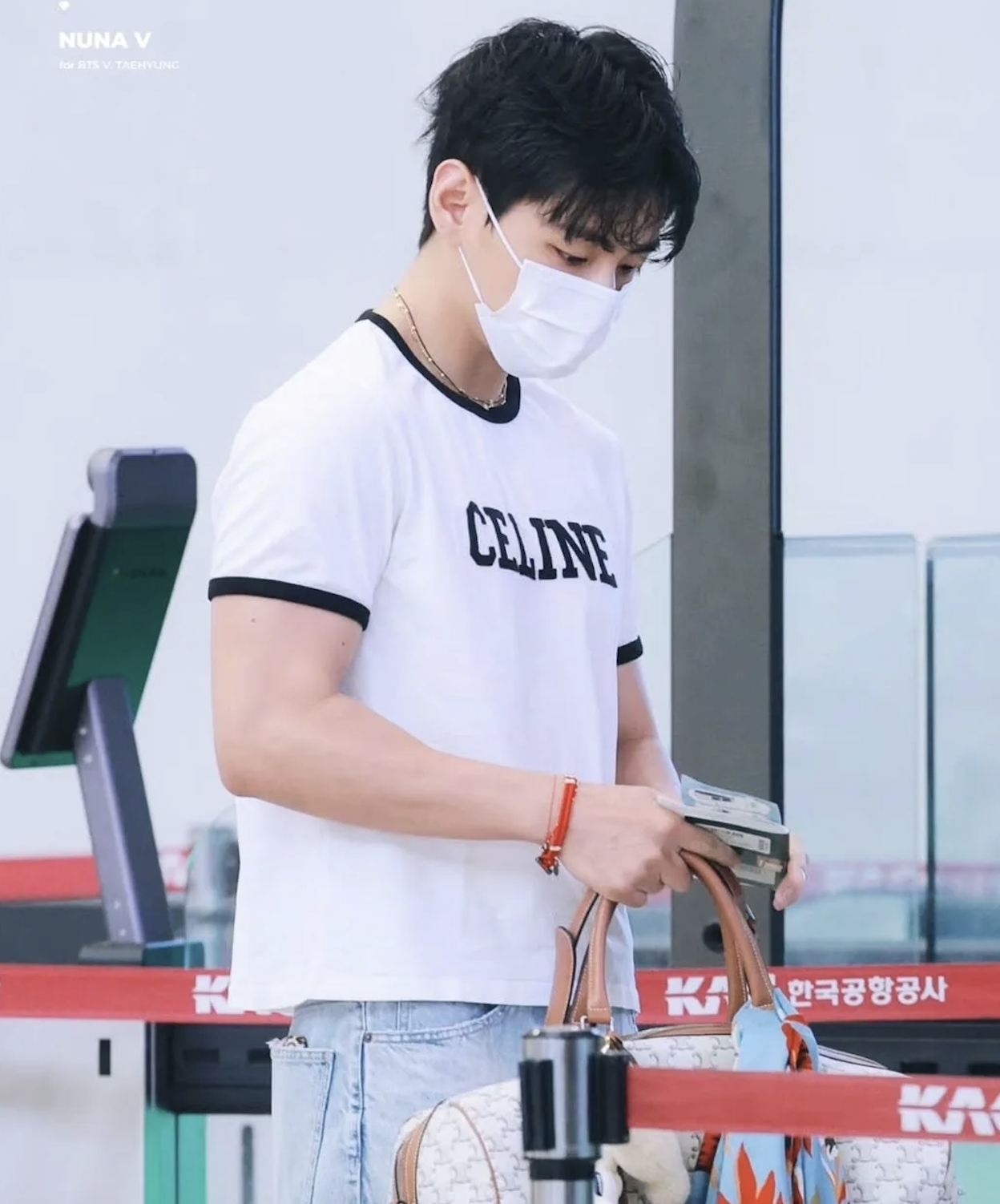 V (BTS), Suzy lên đường cho chuyến đi đặc biệt: Màn khoe cơ bắp của nam thần BTS gây lo ngại- Ảnh 7. V (BTS), Suzy lên đường cho chuyến đi đặc biệt: Màn khoe cơ bắp của nam thần BTS gây lo ngại- Ảnh 7.