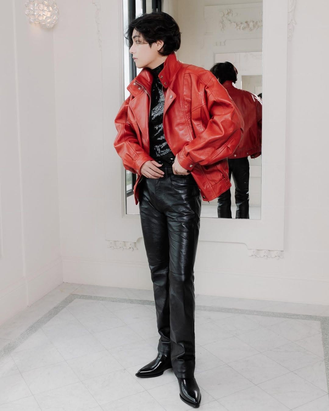 V (BTS), Suzy lên đường cho chuyến đi đặc biệt: Màn khoe cơ bắp của nam thần BTS gây lo ngại- Ảnh 10. V (BTS), Suzy lên đường cho chuyến đi đặc biệt: Màn khoe cơ bắp của nam thần BTS gây lo ngại- Ảnh 10.