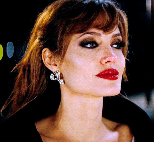 Angelina Jolie năm 35 tuổi từng đóng một vai mà cốt cách quý cô thanh lịch tràn ngập từng khung hình, khiến nam chính say mê không rời- Ảnh 4. Angelina Jolie năm 35 tuổi từng đóng một vai mà cốt cách quý cô thanh lịch tràn ngập từng khung hình, khiến nam chính say mê không rời- Ảnh 4.