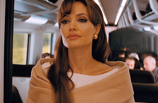 Angelina Jolie năm 35 tuổi từng đóng một vai mà cốt cách quý cô thanh lịch tràn ngập từng khung hình, khiến nam chính say mê không rời- Ảnh 3. Angelina Jolie năm 35 tuổi từng đóng một vai mà cốt cách quý cô thanh lịch tràn ngập từng khung hình, khiến nam chính say mê không rời- Ảnh 3.