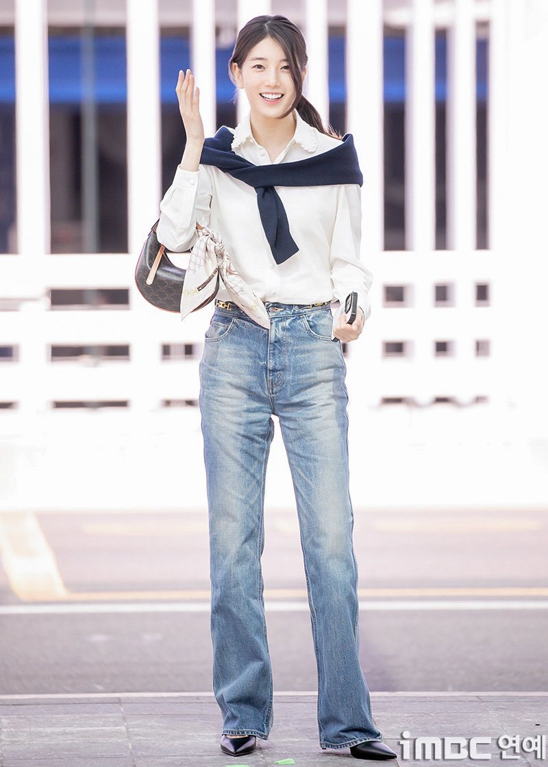 V (BTS), Suzy lên đường cho chuyến đi đặc biệt: Màn khoe cơ bắp của nam thần BTS gây lo ngại- Ảnh 16. V (BTS), Suzy lên đường cho chuyến đi đặc biệt: Màn khoe cơ bắp của nam thần BTS gây lo ngại- Ảnh 16.