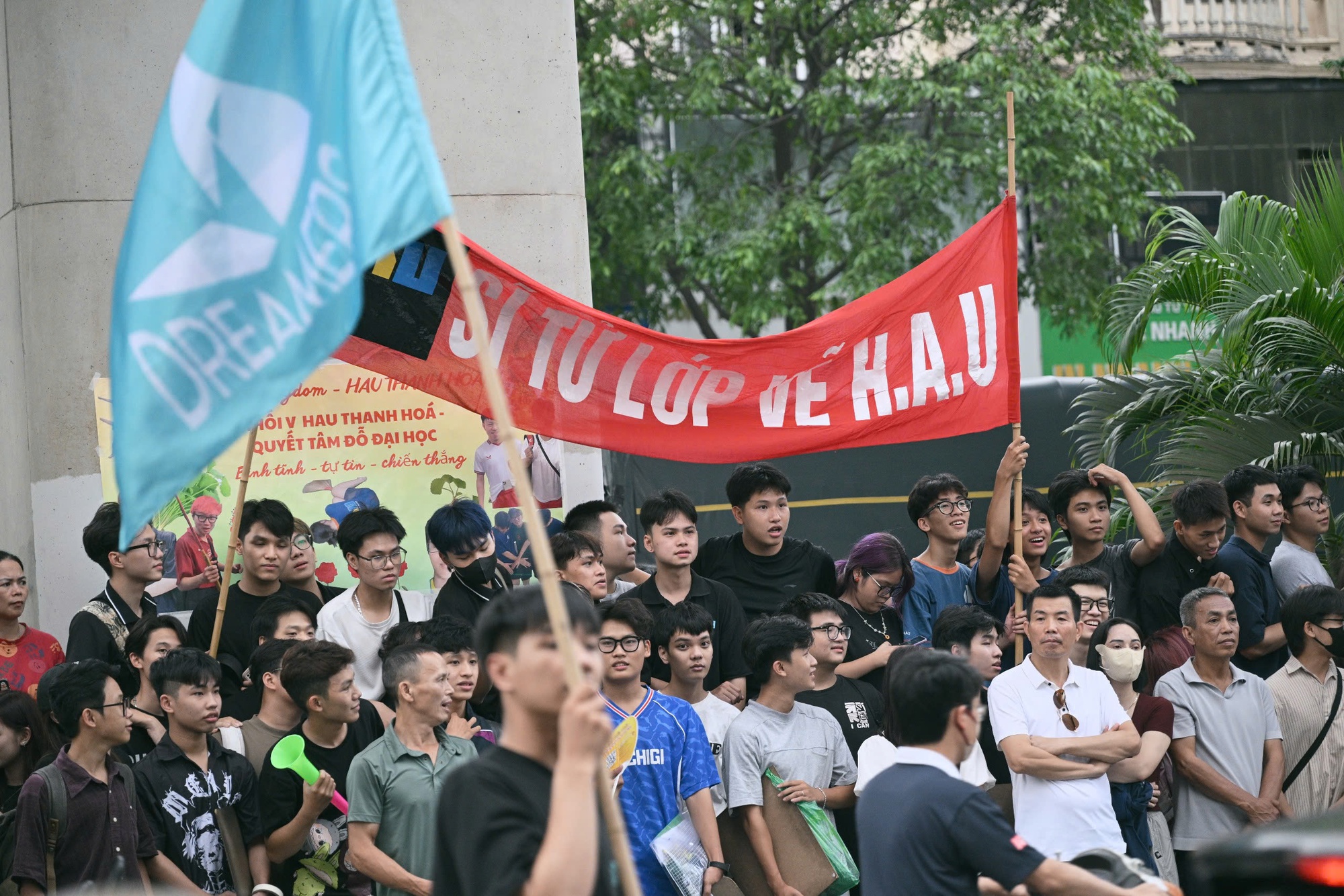 Rừng sĩ tử xách xô chậu, ôm giá vẽ chen chúc đi thi năng khiếu: Nhìn thôi đã mệt mà vẫn phải thốt lên Rừng sĩ tử xách xô chậu, ôm giá vẽ chen chúc đi thi năng khiếu: Nhìn thôi đã mệt mà vẫn phải thốt lên